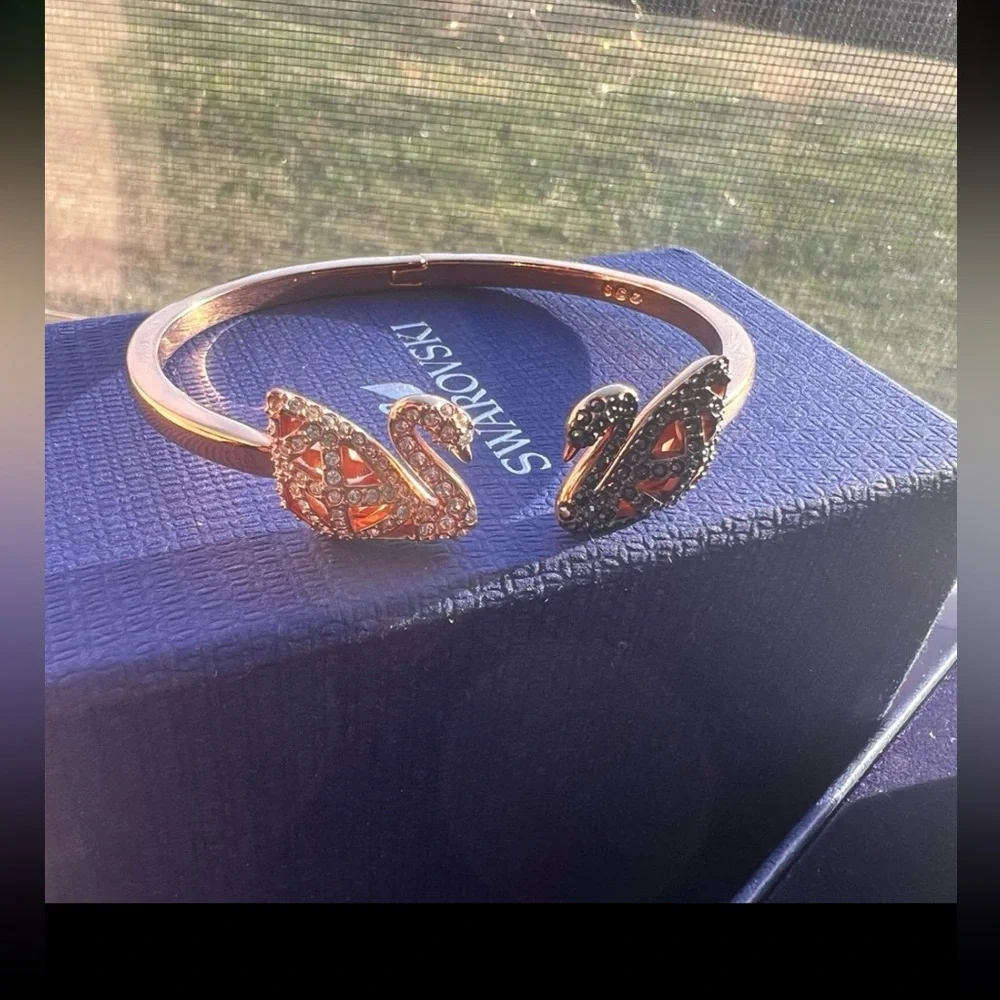 Rare find swarovski Facet Swan Bangle Bracelet Multi Color, Size medium -like ne